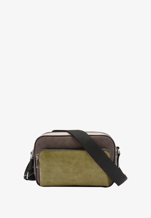 Torebka na ramię w brązowo-oliwkowej kolorystyce, wykonana z teksturowanego materiału, z przednią kieszenią na zamek i czarnym paskiem.