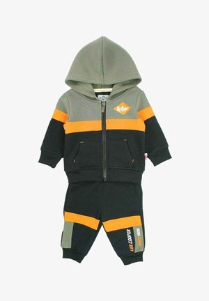 Ensemble de survêtement noir et olive pour tout-petits, avec hoodie zippé, accents orange, poches latérales et détail de logo sur la poitrine et le pantalon.