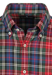 Overhemd met een button-down kraag, in een gestreept patroon van rood, groen, blauw, zwart en wit, en met witte knopen op de kraag en de voorflap.