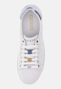 Sneaker bianco in pelle testurizzata, con dettagli dorati e unici charms decorativi per i lacci in blu, oro e bianco. Logo stampato sulla linguetta.