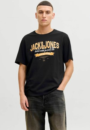 Schwarzes Baumwoll-T-Shirt mit einem auffälligen weißen und orangefarbenen Grafikdesign und dem Schriftzug "JACK&JONES", Rundhalsausschnitt und kurzen Ärmeln.
