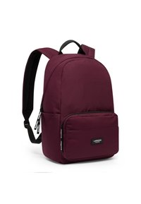 Rucsac din țesătură maronie, cu spate căptușit, bretele ajustabile, buzunar frontal cu fermoar, etichetă cu logo și o textură netedă.