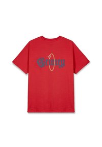 Camiseta de algodón roja con la palabra "Grimey" en letras azules y doradas, con un acento circular dorado y detalles de llamas. Mangas cortas.