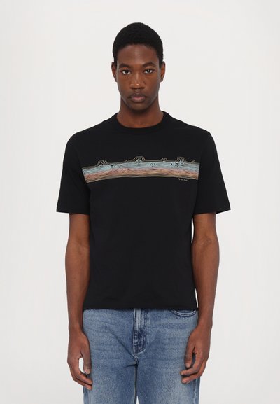 Tricou negru din bumbac cu mâneci scurte, decorat cu un model de linii ondulate colorate pe piept. Decupaj simplu la gât și croială relaxată.
