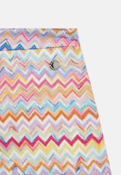 Υφασμα με πολύχρωμο ζιγκ-ζαγκ μοτίβο και μεταλλικές κλωστές. Περιλαμβάνει αποχρώσεις μπλε, ροζ, κίτρινο και πορτοκαλί. Διακοσμημένο με στρογγυλή μεταλλική ετικέτα.