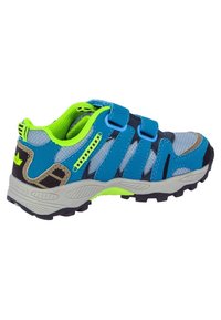 Scarpa sportiva blu e grigia con fasce Velcro, tomaia testurizzata, dettagli verde neon e suola robusta con pattern antiscivolo.