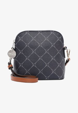 Pequeño bolso cruzado azul marino con patrón geométrico gris claro, correa marrón ajustable, cremallera plateada y charm circular de la marca.