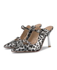 Zapatos de tacón con punta afilada y correa al talón, en un estampado de leopardo metálico plateado y negro. Presentan detalles de doble hebilla y un tacón de aguja blanco.
