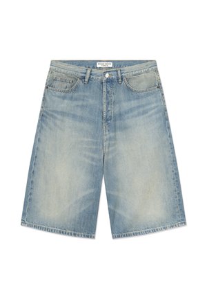 Világoskék farmer rövidnadrág gombos és cipzáras záródással, elülső zsebekkel, övbújtatókkal és kifakult mosott hatású részletekkel.