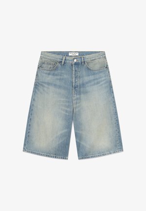 Shorts en denim bleu clair avec fermeture boutonnée et à glissière, poches avant, passants pour ceinture et détails d'usure délavés.