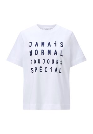 Biele tričko s krátkym rukávom s čiernym textom vo francúzštine "Jamais normal toujours spécial" v tučných, nepravidelných veľkých písmenách.