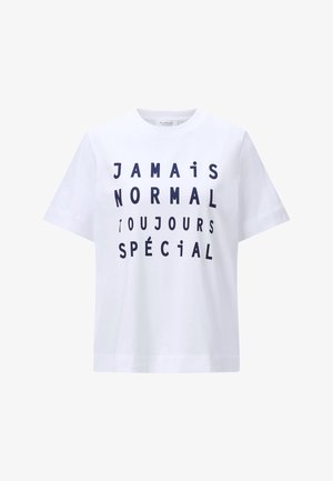 Witte T-shirt met korte mouwen en zwarte tekst in het Frans met de woorden "Jamais normal toujours spécial" in vetgedrukte, onregelmatige hoofdletters.