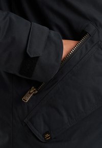 Mornarska jakna z žepom na zadrgo, tkaninasta tekstura z mat površino in ježki na manšeti. Oznaka PME Legend je vidna.