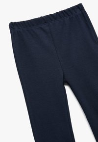 Leggings de canalé azul marino con cintura elástica, que presentan una textura suave y un diseño ajustado para mayor comodidad.