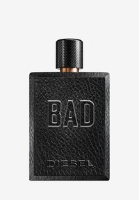 Schwarze rechteckige Duftflasche mit strukturierten Oberflächen, prägierten "BAD"-Logo und schwarzem, geriffelten Deckel mit kupferner Akzentuierung.