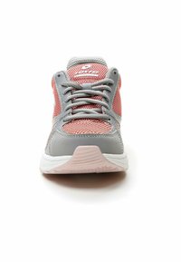 Zapatos deportivos en gris y rosa con parte superior de malla, cierre de cordones, cuello acolchado y suela de goma texturizada. La vista frontal muestra el diseño y los materiales.