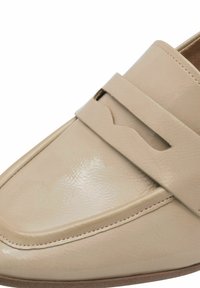 Beige lakkbőr lófarok, sima felülettel, dekoratív pánt részlettel és lekerekített orrú kialakítással.
