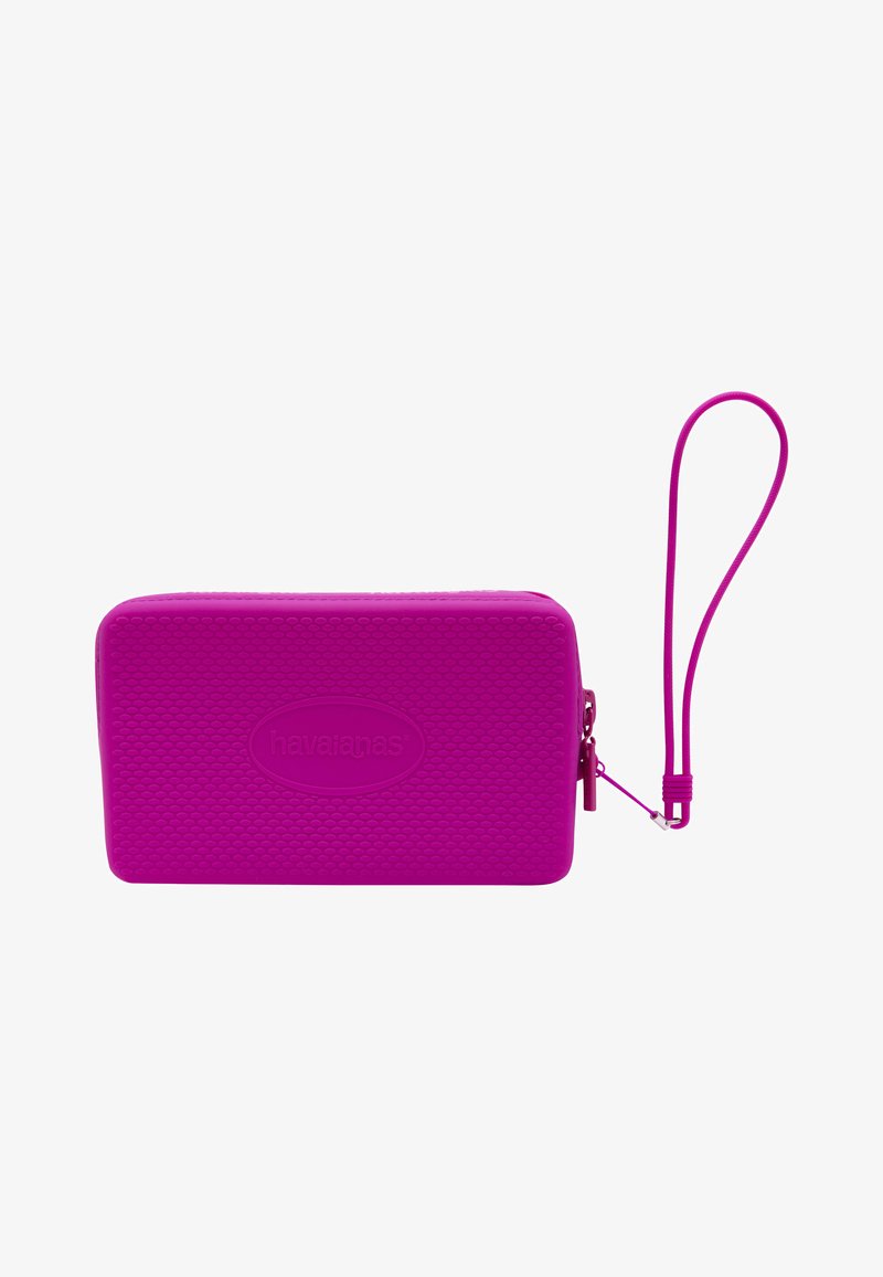 Pochette rectangulaire violet vif avec motif texturé, fermeture éclair et sangle bouclée assortie, marquée "havaianas" au centre.