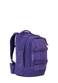 Mochila morada con patrón de caras sonrientes, múltiples compartimentos, correas ajustables y un respaldo acolchado para mayor comodidad. Material duradero.