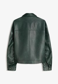 Mørkegrøn jakke i imiteret læder med lange ærmer, knaplukninger ved manchetterne og en søm tværs over den øverste del af ryggen, vist bagfra på en hvid baggrund.