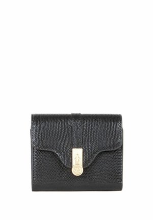 Portefeuille en cuir noir texturé avec fermeture à rabat, comportant un détail de fermoir doré et une forme rectangulaire compacte.