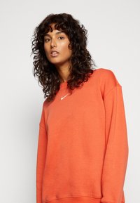 Nike Sportswear CREW - Camisola - mantra orange/oxen brown