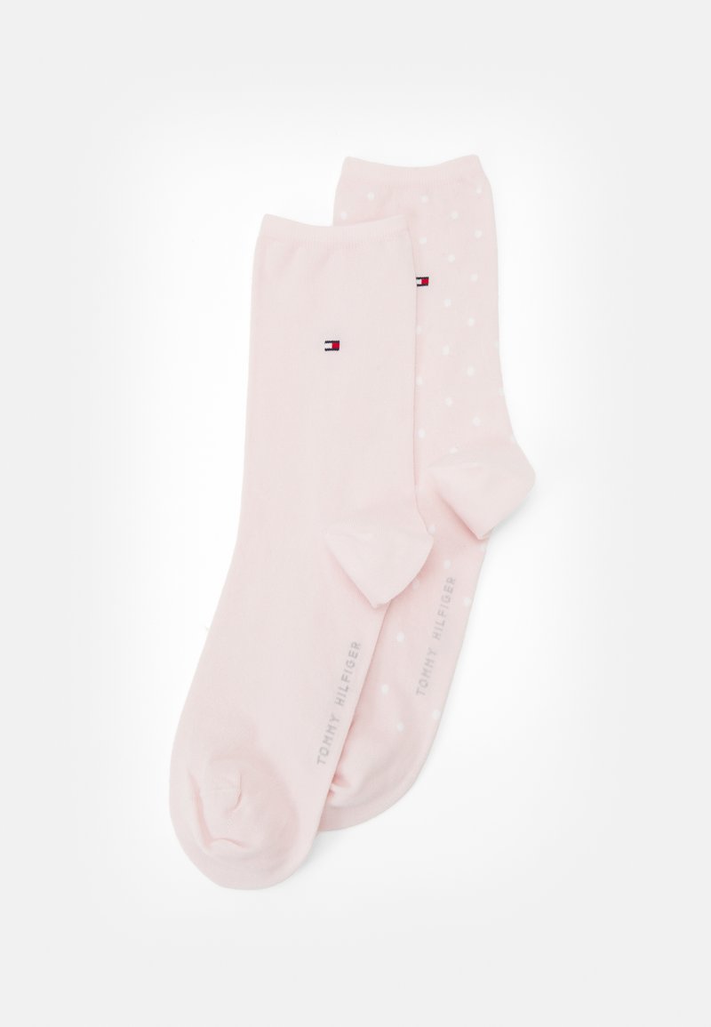 Um par de meias rosa claro: um par liso com logotipo da marca e o outro com bolinhas brancas. Material suave, comprimento até a panturrilha, com biqueira sem costura.