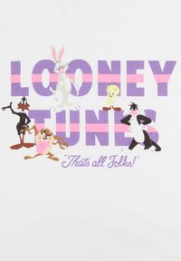 Bílá tkanina s nápisem "LOONEY TUNES" v purpurovém a růžovém písmu. Postavy zahrnují Bugse Bunnyho, Duffyho Husa, Tweetyho, Sylvestera a Taze.
