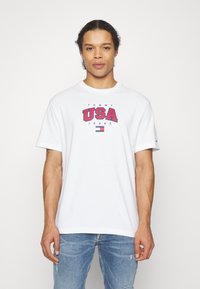 Tommy Jeans MODERN SPORT USA TEE - Marškinėliai su spaudiniu - white