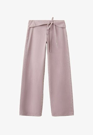 Liliowe spodnie o szerokich nogawkach z paskiem z zakładką oraz sznurkiem do wiązania z przodu, wykonane z miękkiego materiału.