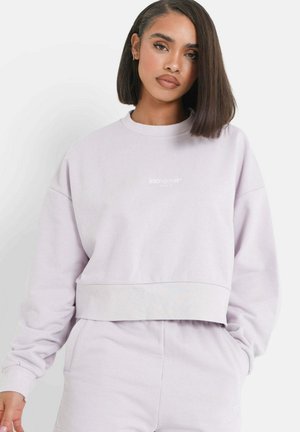 Lichtpaarse cropped sweatshirt met een ronde hals en verlaagde schouders; heeft geborduurd merklogo op de borst en ribgebreide manchetten.