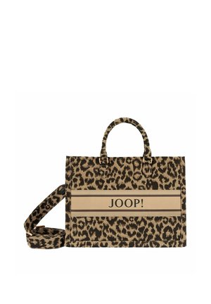 Bolso rectangular con estampado de leopardo, doble asa y correa de hombro ajustable, con panel beige con el nombre de la marca "JOOP!" en letras negras.