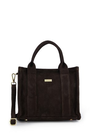 Brązowa zamszowa torba typu tote z dwoma górnymi uchwytami, odpinanym paskiem i złotymi akcentami metalowymi. Charakteryzuje się teksturowanym wykończeniem i minimalistycznym designem.
