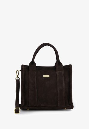 Sac cabas en daim marron avec double poignées supérieures, bandoulière amovible et accents métalliques dorés. Présente une finition texturée et un design minimaliste.