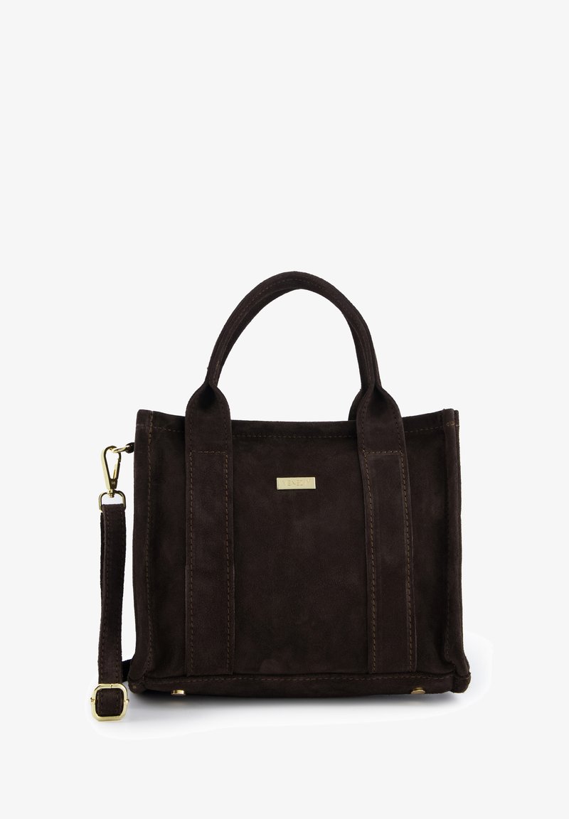 Sac cabas en daim marron avec double poignées supérieures, bandoulière amovible et accents métalliques dorés. Présente une finition texturée et un design minimaliste.