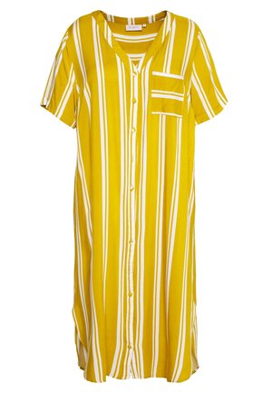 Vestido amarillo hasta la rodilla con rayas verticales blancas, manga corta, cierre de botones en la parte delantera y un bolsillo en el pecho en el lado izquierdo.