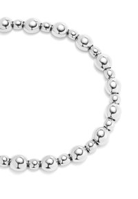 Collar de cuentas de plata con cuentas suaves y redondeadas de diferentes tamaños, creando una apariencia pulida y sin costuras.