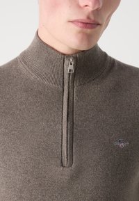 GANT HALF ZIP - Pulover - dark hazelnut melange
