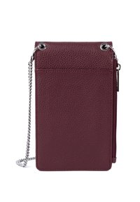Borsa a tracolla in pelle bordeaux con finitura testurizzata, tracolla in catena argentata, tasca frontale con zip e dettagli metallici sulla parte superiore e laterale.