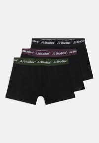 Tre par svarte boxershorts for menn med elastisk midje i svart, burgunder og grønt, med "JJ Studios" logo. Blandingsmateriale av bomull.