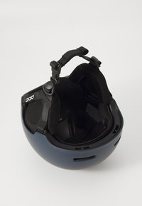 Modrý prilba s hladkým povrchom, čiernym vnútorným vypchávkami, nastaviteľným bradovým popruhom a ventilačnými otvormi pre prúdenie vzduchu. Obsahuje integrovanú ochranu uší.
