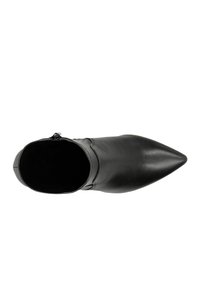 Stivaletti in pelle nera alla caviglia con punta affilata, texture liscia, chiusura con zip laterale e design con parte superiore aperta.