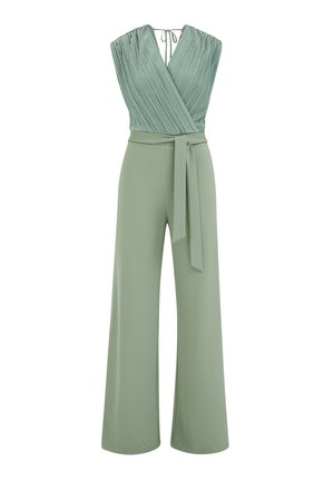 Combinaison sans manches vert sauge avec haut portefeuille plissé, fermeture à nouer dans le dos, pantalon à jambes larges et ceinture assortie à la taille.