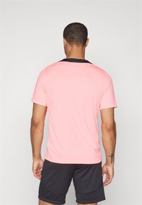 Nike Performance STRIKE TOP - Spordi T-särk - sunset pulse/black