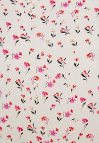 Tecido floral com fundo creme, apresentando flores rosa e vermelhas espalhadas e folhas pretas, exibindo um design delicado e padronizado.