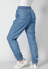Koroshi LONG JOGGING  - Traperice suženog kroja - azul cl light blue
