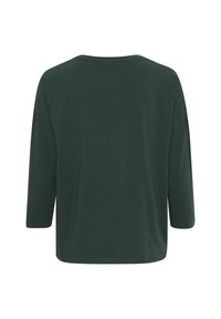 Donkergroen T-shirt met 3/4 mouwen en een ontspannen pasvorm; gemaakt van zachte stof, met een boot-halslijn en een soepele textuur.