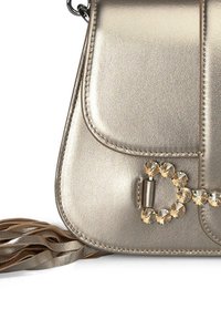 Geantă de umăr metalizată aurie, cu o textură netedă, având o embellisment din lanț cu cristale transparente și o curea lungă, plată cu ciucure.