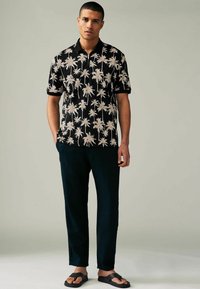 Next STANDARD - Polotričko - black white palm