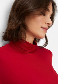 BRAX STYLE CAMILLA - Langærmet T-shirt - carmine